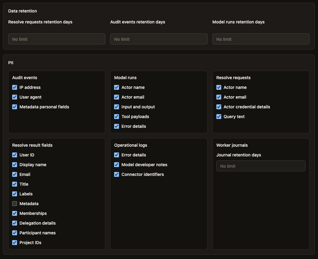 Console admin Roster montrant les fenêtres de rétention par magasin et les bascules de masquage PII champ par champ pour les événements d'audit, exécutions de modèle, requêtes resolve et journaux de workers.